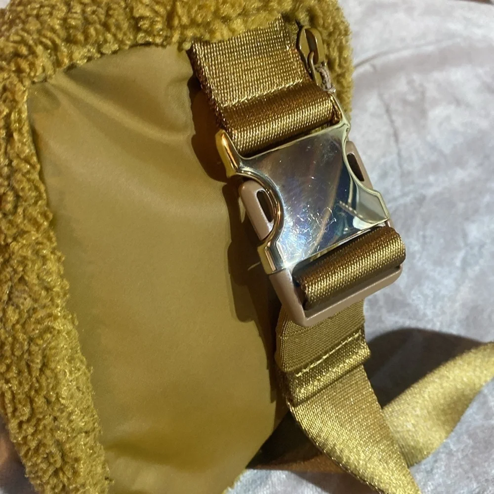 Lululemon Everywhere Fleece Belt Bag